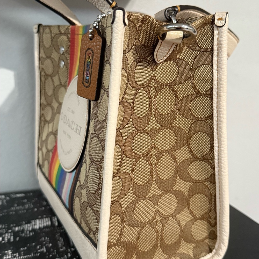 LIke New!!! COACH Dempsey Tote 22 in signature Jacquard - Picture 4 of 13